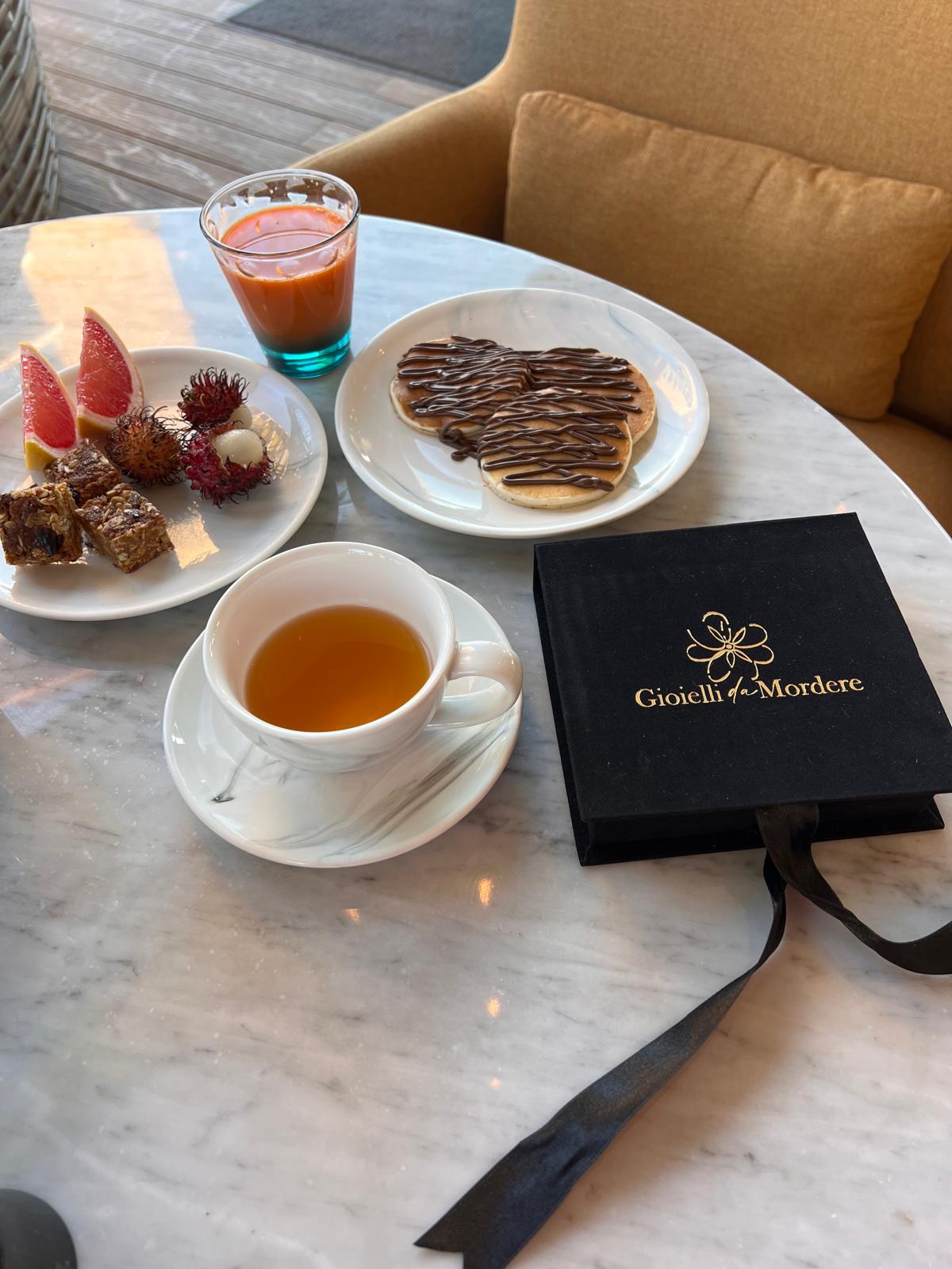 collezioni - Scatola di velluto nera con all'interno Confetti con nocciole al cioccolato color argento.