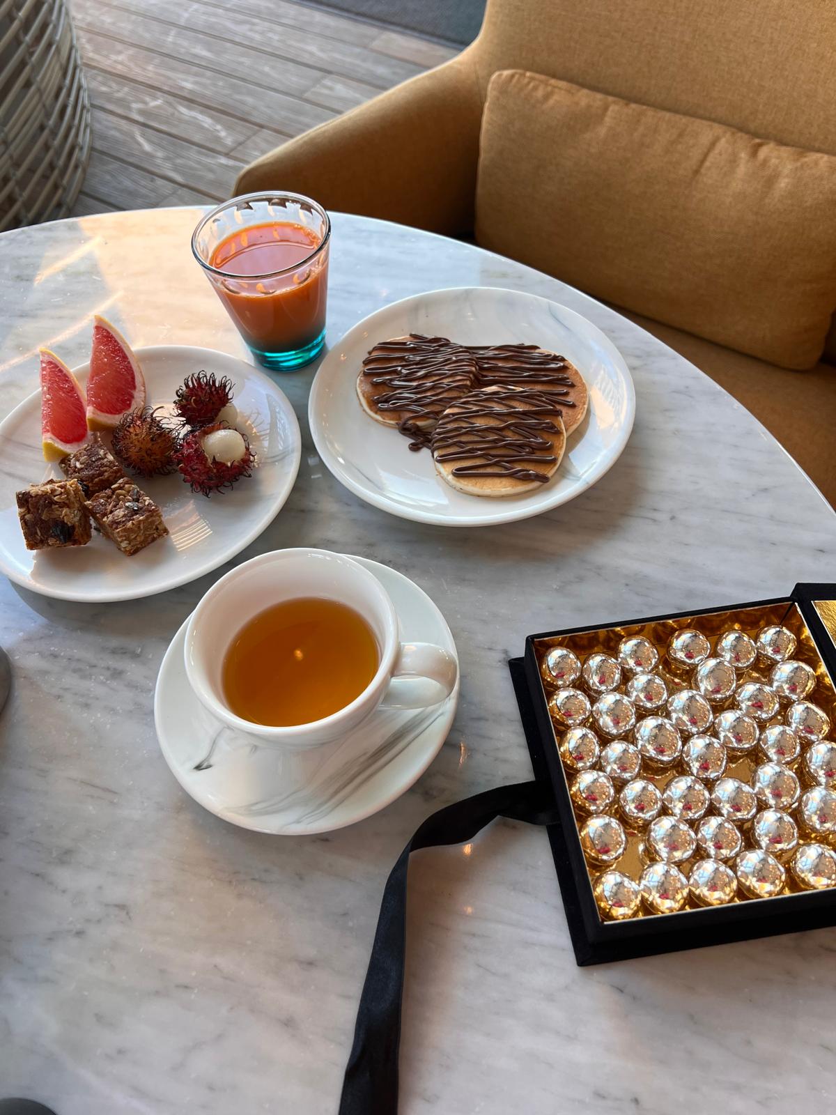 collezioni - Scatola di velluto nera con all'interno Confetti con nocciole al cioccolato color argento.