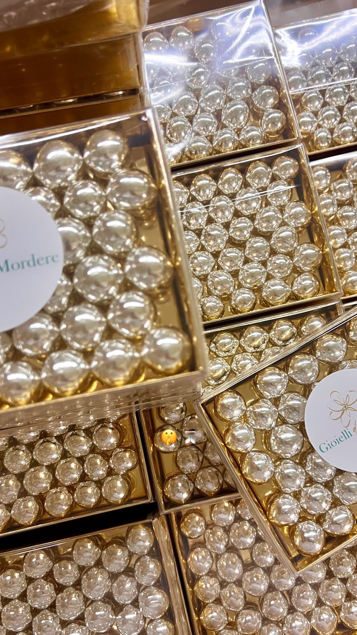 collezioni - scatola dorata con all'interno confetti  con nocciole al cioccolato color argento.