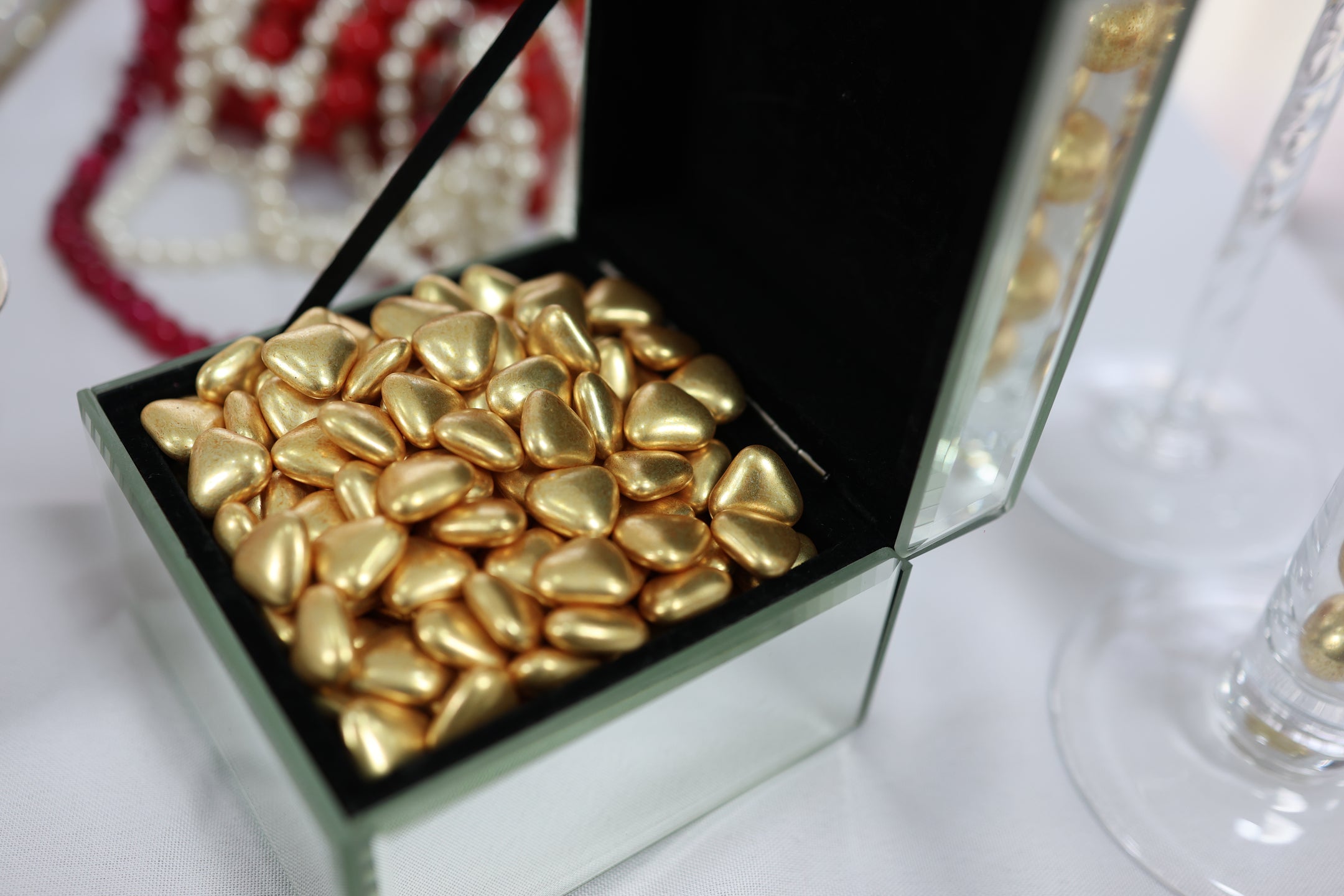 Busta trasparente doypack con confetti a forma di cuore a cioccolato fondente color Oro